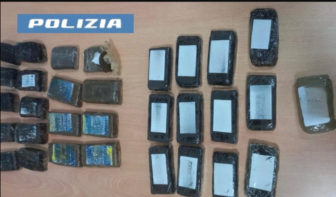 In casa con circa 3 kg di droga, arrestato dalla Polizia