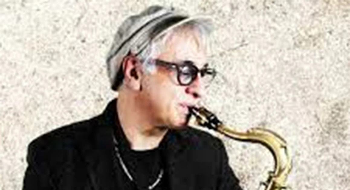 Torre del Greco - Per il forte vento, rinviata l'esibizione di Pepito Sax in  Villa comunale