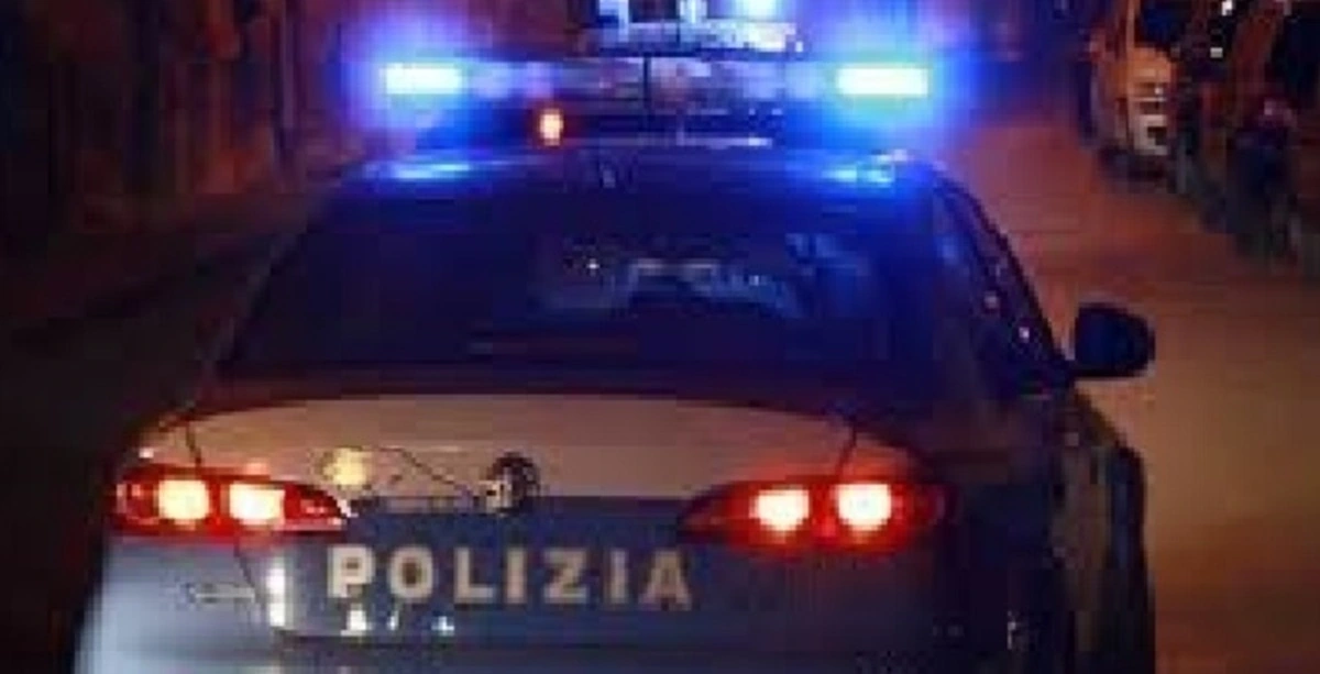 Napoli - Porta Capuana: aggredisce un uomo in strada e gli agenti intervenuti: arrestata 25enne