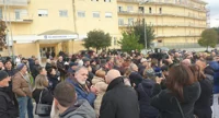 Riaprire il pronto soccorso: flash mob di circa 200 persone davanti all'ospedale di Boscotrecase