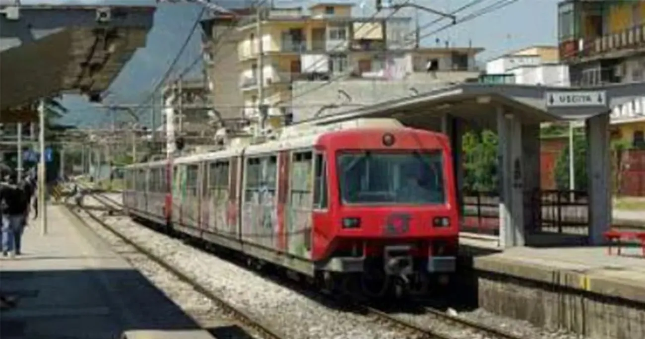 Giovane in sella a scooter travolto e ucciso da un treno della Circumvesuviana