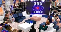 Grande Fratello, bacio nella notte tra due gieffine: svelata l'identità di una di loro
