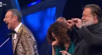 Sanremo 2024, Russel Crowe mima il ballo del qua-qua e sfotte John Travolta