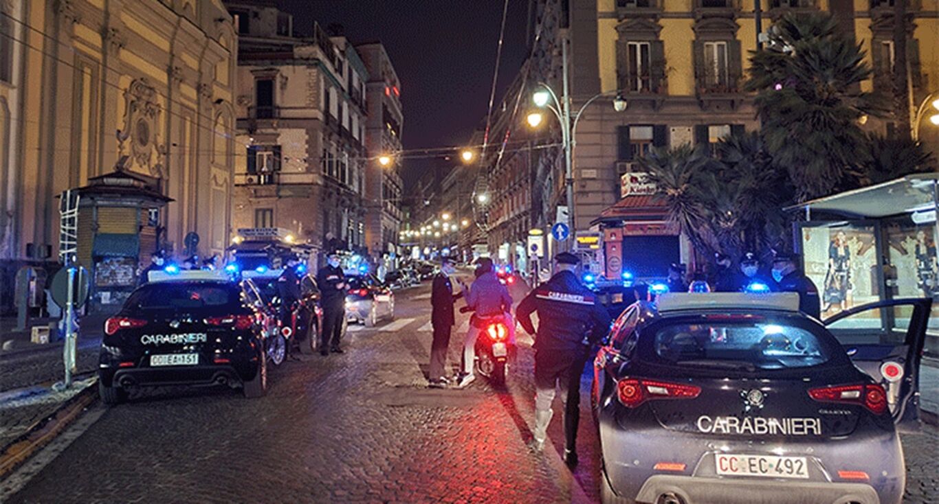 Napoli - Controlli sulla movida: armi, droga, sequestro di moto per guida senza casco