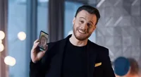Mediaset: Kerem Bürsin, il nuovo volto pubblicitario di un famoso marchio