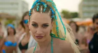 Gf Vip, Nikita Pelizon lancia il nuovo singolo Unika: nel video due volti dei reality