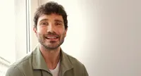 Stefano De Martino si prepara per Affari Tuoi, la foto prima della presentazione dei palinsesti Rai
