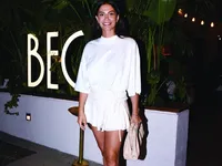 Demet Özdemir bellissima con un abitino bianco: "Potrei sfidare la tennista  Hülya Avşar..."