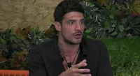 Grande Fratello, Lorenzo contro una gieffina: "Non mi di lei". Cos'è successo nella notte