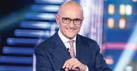 Grande Fratello, doppia gaffe di Signorini: la battuta su Tommaso e il confronto fisico tra Yulia e Jessica