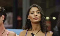 Grande Fratello, Yulia senza microfono sparla di un'inquilina: "Non si lava, che schifo!"