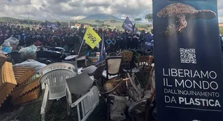 Torre del Greco - Pulizia ambientale con l'Associazione Plastic Free e circa 200 volontari