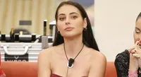 Grande Fratello, Mariavittoria nasconde un segreto: cos'è successo sotto le coperte