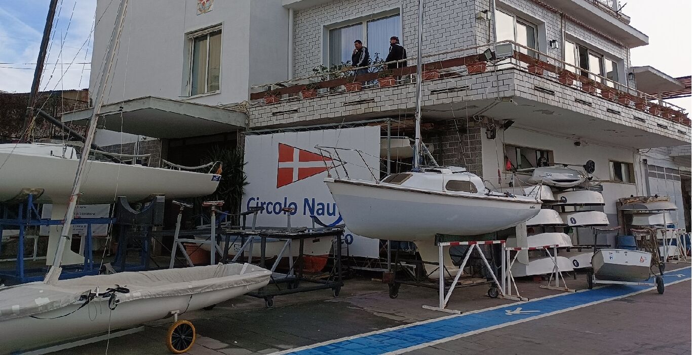 Torre del Greco - Il Circolo Nautico apre al canottaggio e lancia in acqua la "Corallina"