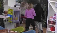 Grande Fratello, rissa tra due gieffine: "Ti spacco la faccia". Notte di follia dopo la puntata