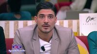 Grande Fratello, Lorenzo fuori controllo: urla, pugni all'armadio e lancio di oggetti (Video)