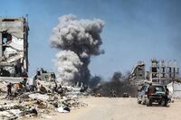 Gaza, soccorritori: "Almeno 20 morti in raid Israele su scuola"