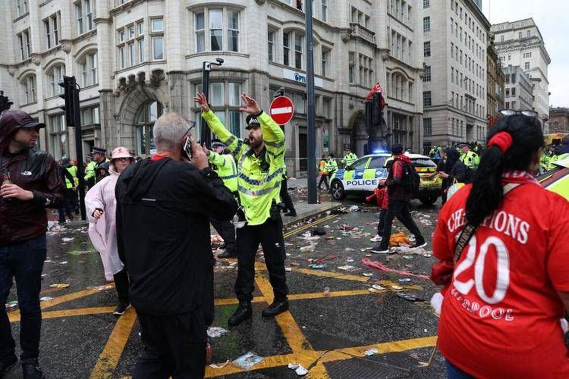 Auto travolge i tifosi alla parata del Liverpool, arrestato un uomo