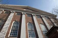 Usa, governo pronto ad annullare tutti i contratti federali con Harvard. E l'ateneo risponde a Trump