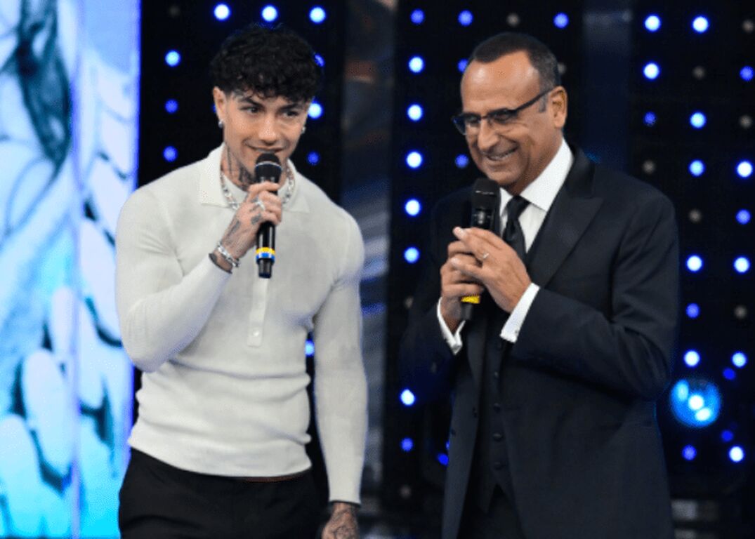 Tony Effe assente ai Tim Summer Hits, Carlo Conti spiega: "È incinto"