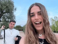 Clara e Fedez, la foto del 'bacio' fa infuriare lei: "L'arte della prospettiva"