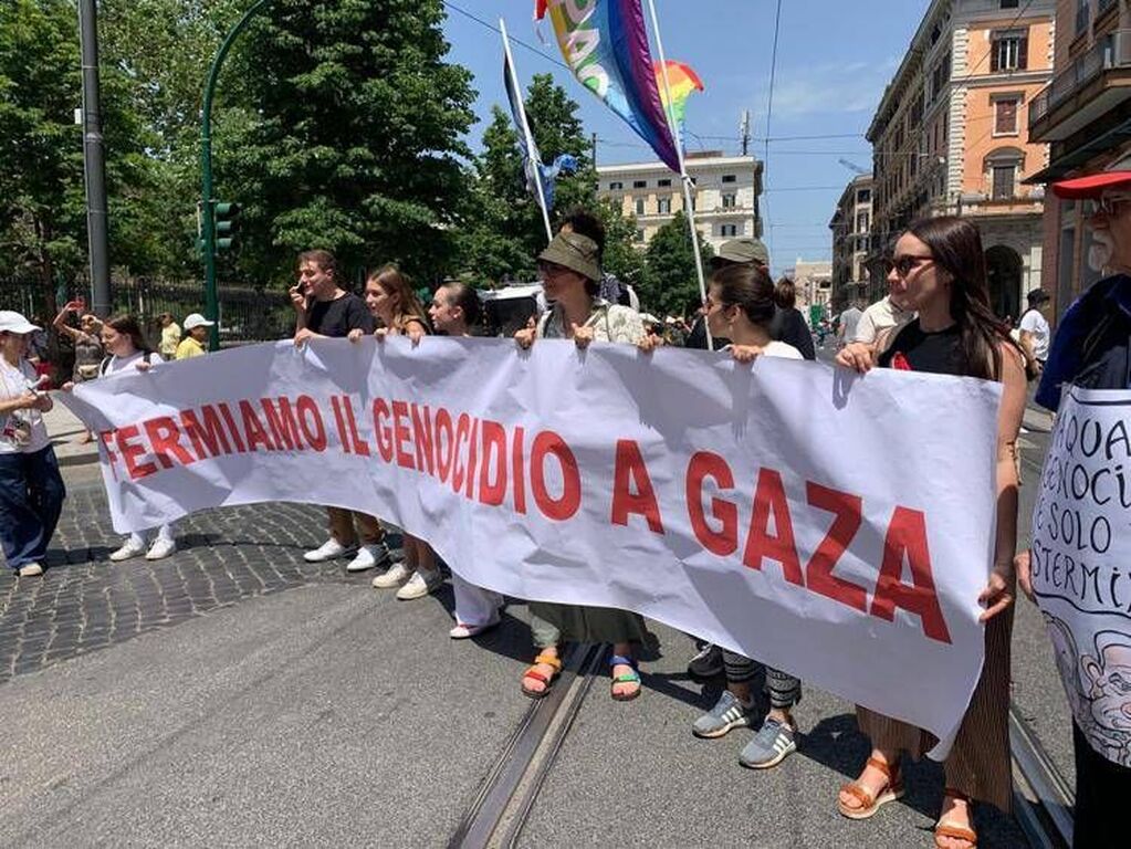 'Free Palestine', il grido della piazza per Gaza a Roma