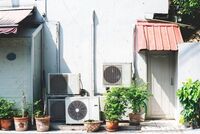 Caldo e caro bollette, consigli per risparmiare con il condizionatore