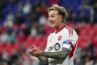 Bernardeschi, provocazione social: "Sono ignorante e credo solo ai soldi" - Video