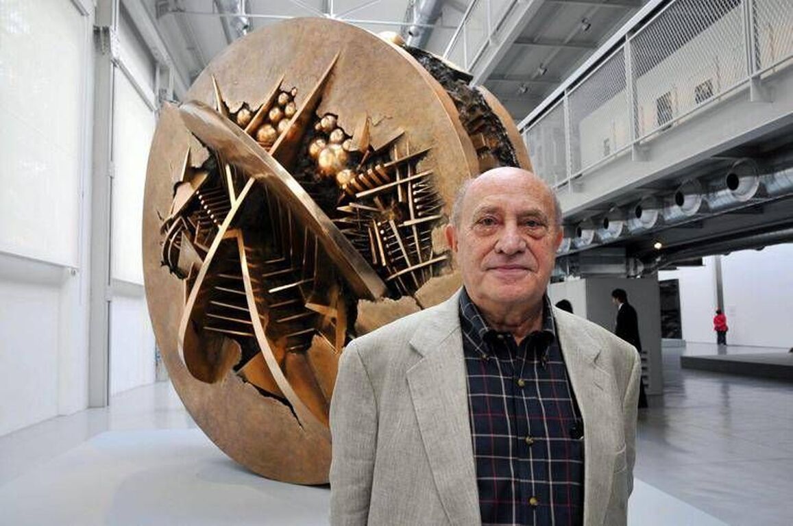 Addio ad Arnaldo Pomodoro, gigante della scultura italiana