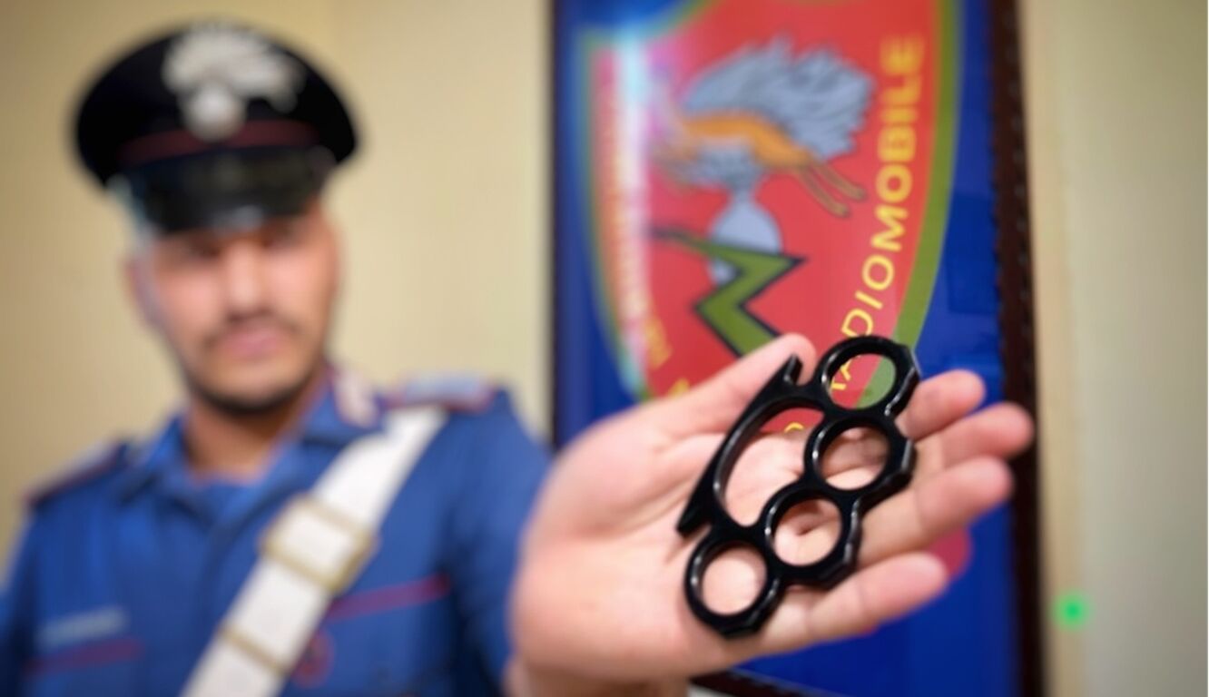 Gragnano - Diciassettenne trovato in possesso di un tirapugni: denunciato