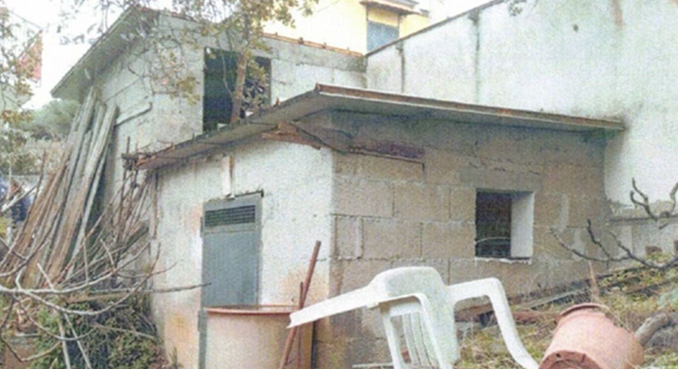 Torre del Greco - Abbattuti due manufatti abusivi di 12 e 16 metri quadrati