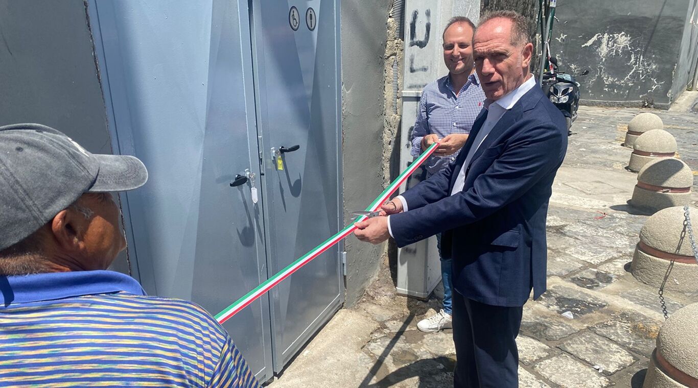 Torre del Greco - Inaugurati i servizi igienici al molo di ponente del porto